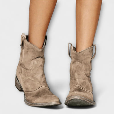 Marla | Suede boots in Savannah style